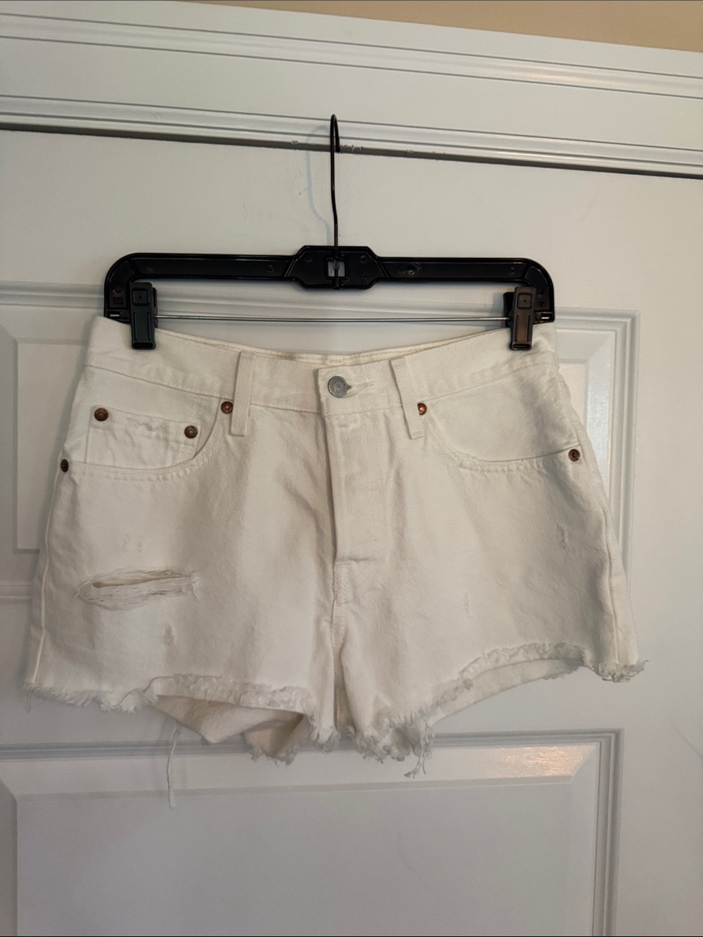 Levi’s 501 W27. White Distressed Women's Denim Shorts